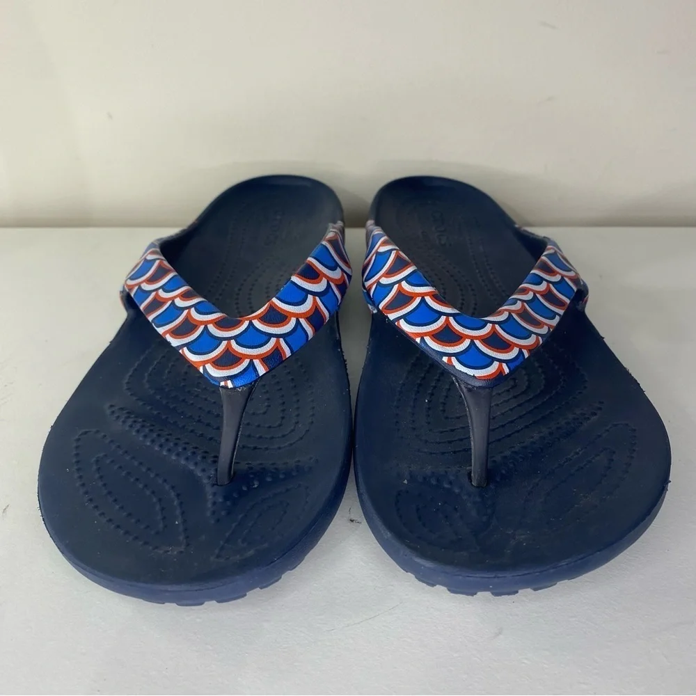 Women’s Crocs Kadee Blue Red Patterned Flip Flops Thongs Sanals Summer Comfort 9